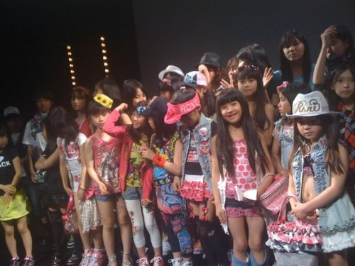 Ciao Girl Golden Week 5/5/2010, Front row: Mizuno Yui (yellow hat), Kikuchi Moa (red hoodie), Second row: Taguchi Hana (headband), Third row: Muto Ayami (third from left)